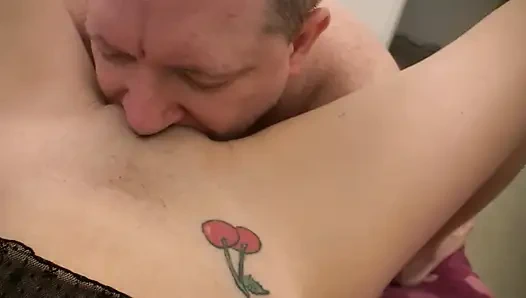 Esmer genç kız porno yıldızı olmak için mastürbasyon yapıyor