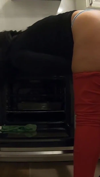 Обязательный для просмотра момент из "В ожидании своей подруги, я трахнул ее мачеху убирать на кухне, она позволяет мне сделать это и"