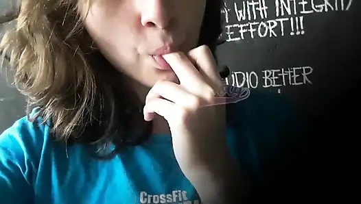 Kız öğrenci amını yalarken tekrar tekrar fışkırtıyor!