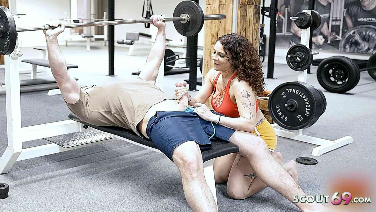 Alman spor salonunda sikiş - büyük memeli Mara Martinez yabancıya sürpriz yaptı ve içine boşalmasına izin veriyor