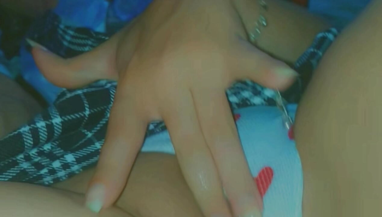 Seks ve üniforma giyen ateşli öğrenci sanal sınıf sırasında kendine dokunurken ve inlerken yakalanıyor