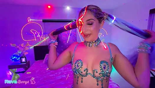 Dahlia Noire neon gecesini vahşi şehvetli enerjiyle aydınlatıyor!