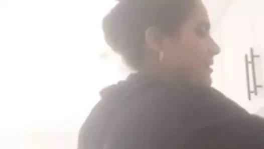 Bangladeşli kadının ateşli telefon görüşmesi. Eğer izlemezseniz, özlemiş olursunuz.