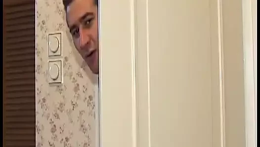 İki azgın Alman sürtük büyük bir yarak üzerinde işbirliği yapıyor
