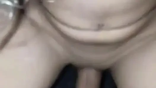 Üvey erkek kardeşimin penisinin tadını çıkarıyorum ve şiddetle üstüne atlıyorum