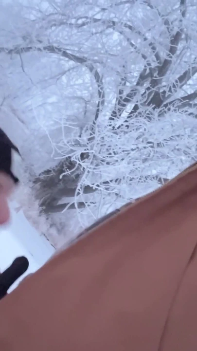 Açık havada kız neredeyse karda sert yarak alırken yakalanıyor | Klip 1