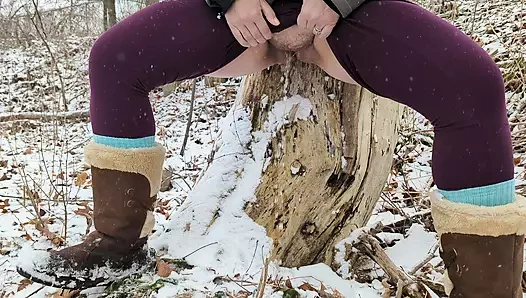 Kışın bir ağaca işiyor