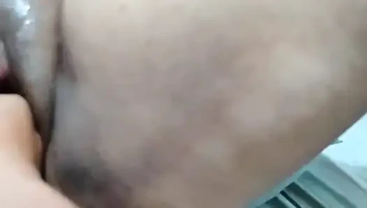 Komşum elini amcığıma sokuyor ve sonunda götümü sikiyor