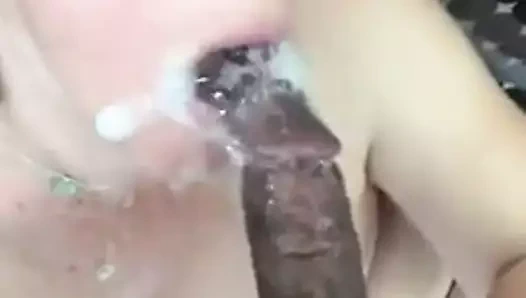 Beyaz kız ağzına siyah bir çük ile çok özensiz