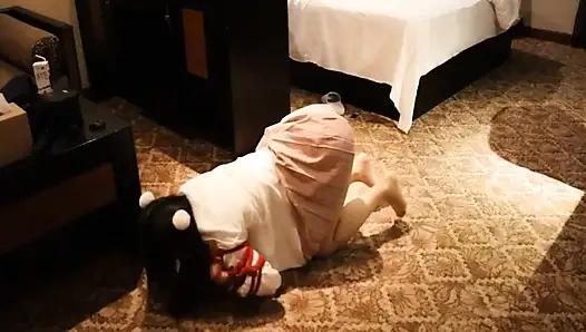 Jk üniformalı sevimli küçük bir kız yerde yalınayak dolaşıyordu.