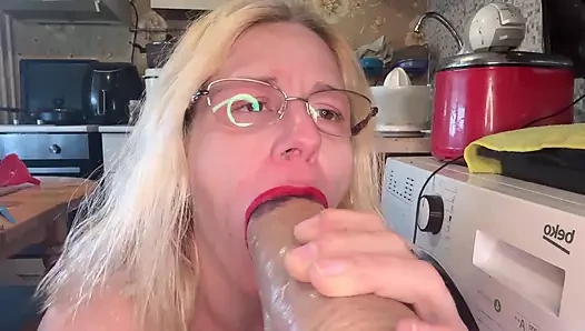 Azgın üvey anne üvey oğluna yeni seksi outfi ile büyük yarakla sürpriz yapıyor