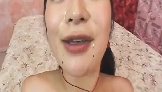 Esmer orta yaşlı seksi kadın büyük yarağı derine alıyor ve yüzüne boşaltıyor