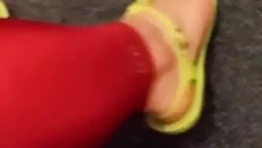Tozluk ile jöle sandalet giymek