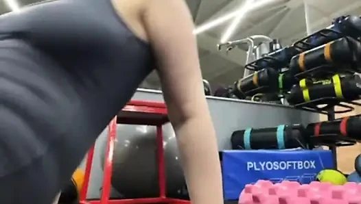 İri güzel seksi kız jucielussie spor salonunda eğitim alıyor