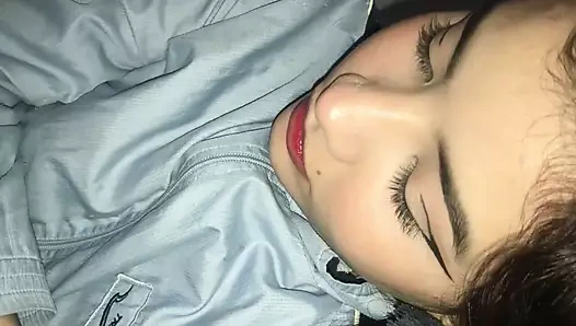 Üvey kız kardeş binme becerilerini gösteriyor!