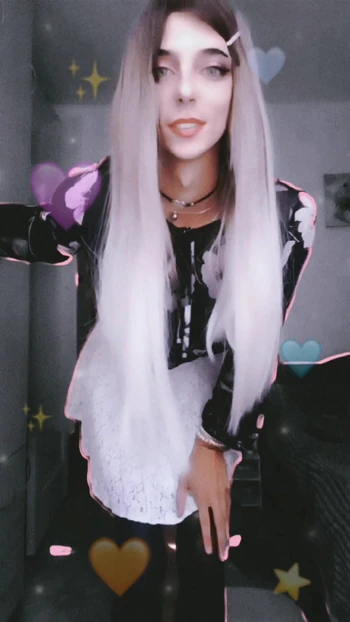 Шмель позирует в белой юбке, чулках и на высоких каблуках