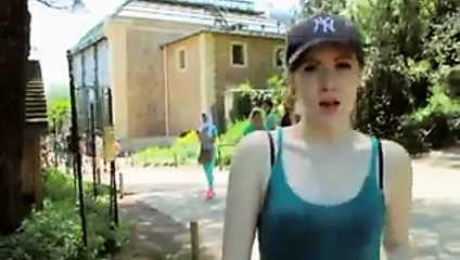 Seksi sevimli kızıl saçlı koşucu