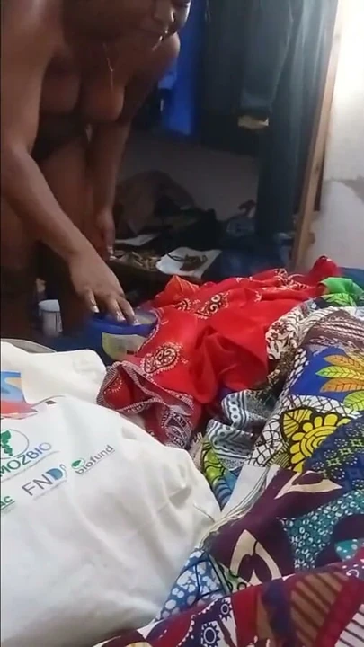 Nadir Afrikalı Kız Doğal Vücudunu Düzenlenmemiş Halde Gösteriyor | Bölüm 1