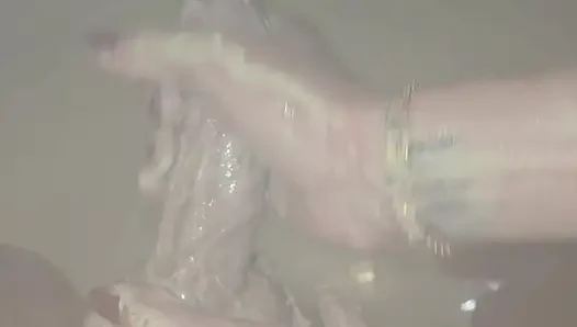 Saunada büyük yarağını emiyor ve masaj çamurunun her yerine sürtünüyor ve ona göğüslerimin her yerine döl boşaltıyorum!