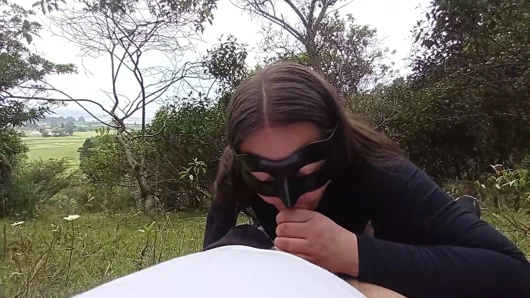 Üvey anneme şantaj. Onu yaşlı adamın arkadaşının yarağını emerken buldum, şimdi ormandaki kaltağım