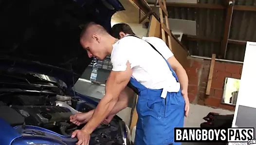 Araba tamircisi twinks var eyersiz anal seks ile asılı patron