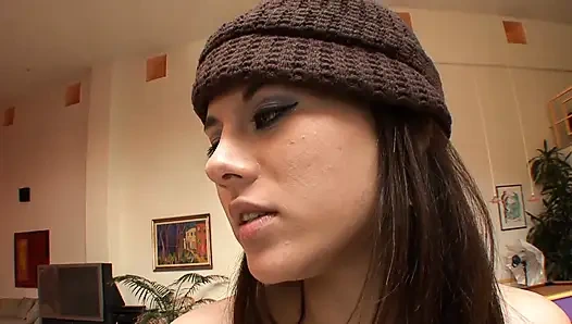 Çarpıcı sarışın orta yaşlı seksi kadın lezbiyen üvey kızını baştan çıkarıyor