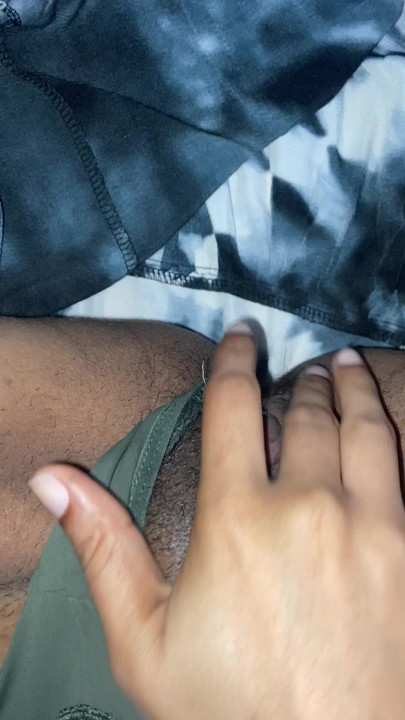 Yatakta parmaklayan sevimli kız. Etek giyiyor ve iç çamaşırı olmadan solo oyun, Asyalı ateşli ve seksi kız mastürbasyon yapıyor ve parmaklıyor