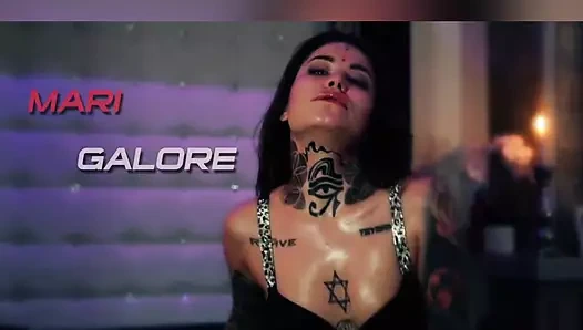 Göt deliği ve uzun kırmızı çizmeli külotlu çoraplı Mari Galore dansı