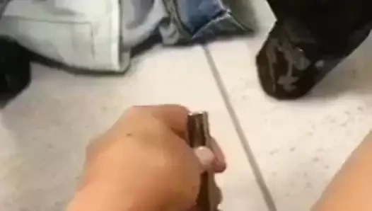 Bayan çay kaşığı kullanır