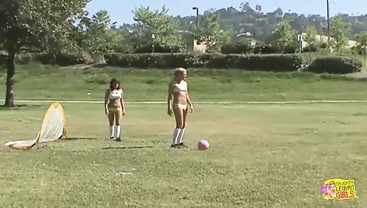 Ateşli atletik kızlar birbirlerinin amlarını yalamadan önce havuzda serinliyor