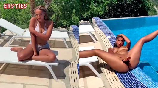 Ersties - büyük memeli Naomi havuz kenarında dildoyla eğleniyor