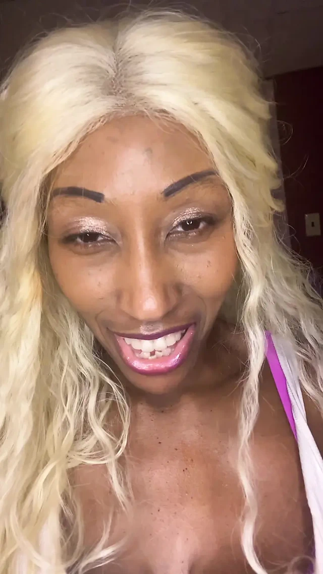 Sarışın diğer kızlardan daha iyi yarak / dildo emiyor mu?