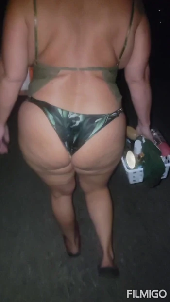 Жена прохаживается по лагерю в стрингах