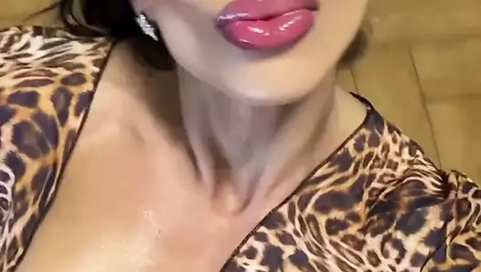 Twerking ve boşalan dişi aslan