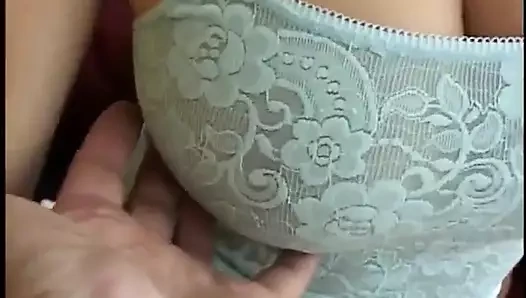 Büyük götlü sarışın yemiş ve sikiliyor