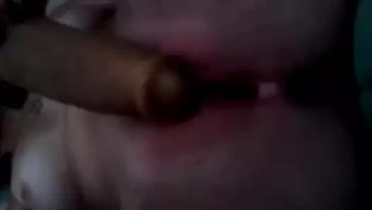 Kız var orgazm ile büyük yapay penis üzerinde ona klitoris