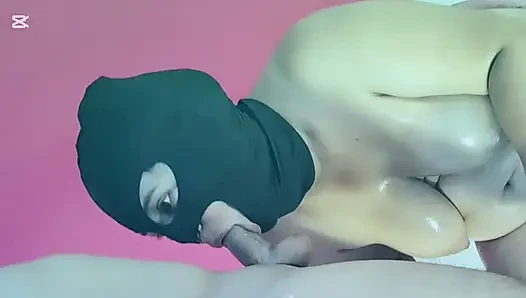 Güzel kız arkadaş anal penetrasyondan önce aşırı gırtlağına kadar alıyor