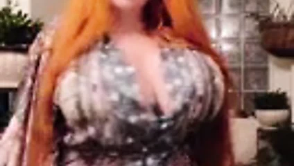 Sonunda göğüslerini 3 gösterir