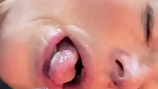 Bonemaiden yarağa tapıyor ve parmaklanıyor, mutlu bir şekilde yüzüne boşaltıyor