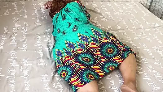 Olgun üvey anne anal seks yapmadan yapamaz ve büyük götüne bir yarak alıyor