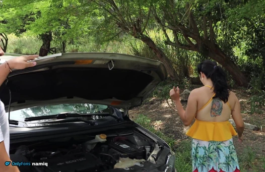 Tamirci ıssız bir yerde mahsur kalan evli kadını sikiyor