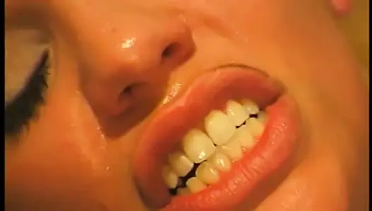 Asılı damızlık gets onun horoz tapılan tarafından yaramaz sarışın civciv