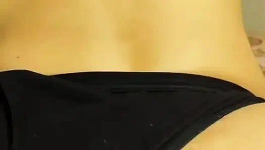 Büyük götlü yenge amcığını sikiyor ve götünü yalıyor