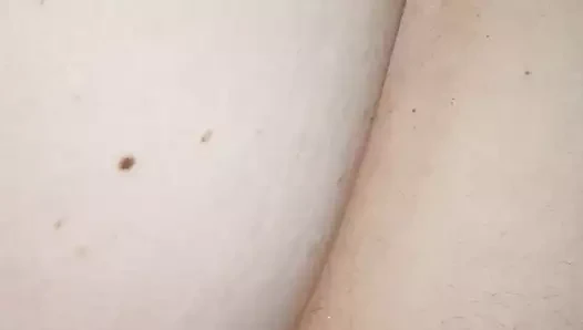 Ich stecke meinen Schwanz in den Arsch der dicken Simone