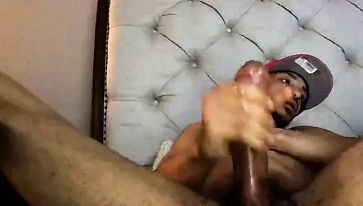 Sıcak siyah bizi oğlan okşayarak onun büyük horoz ve boşalmak