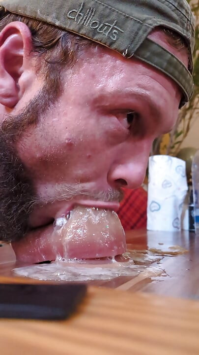 Çok ıslak tüylü dildo gırtlağına kadar alıyor