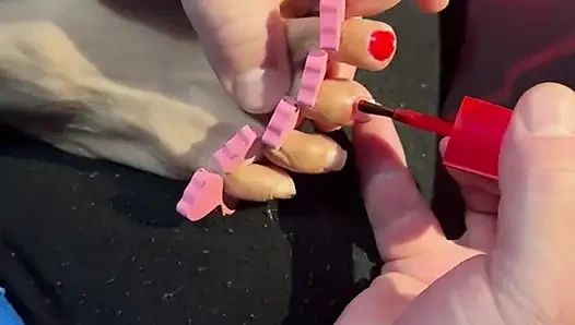 4.5 beden ayaklarını boyatıyor