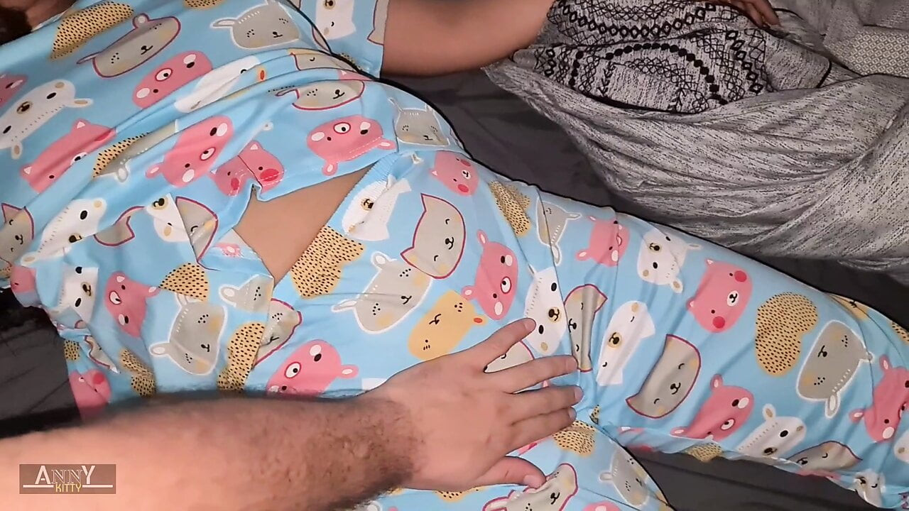 Benim genç üvey kardeşim çok azgın uyanır ve bana kıçını verir