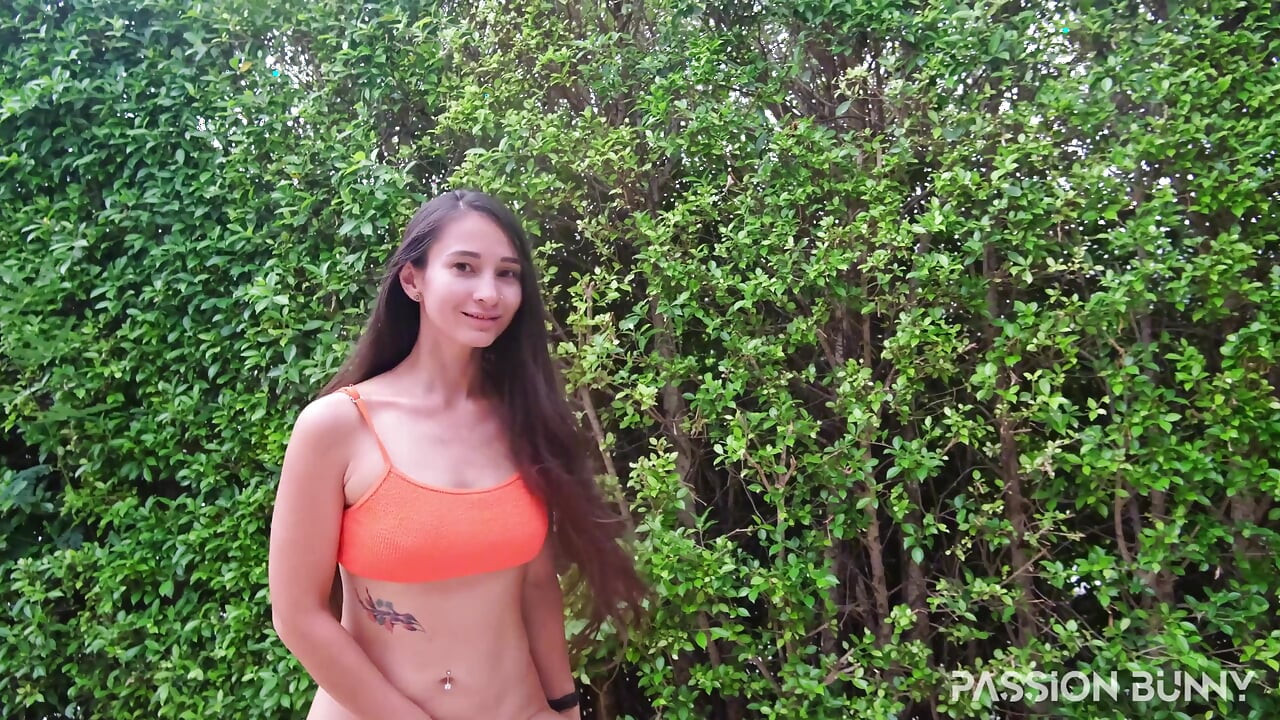 Turuncu seksi mini bikinili büyük çiş çeşmesi