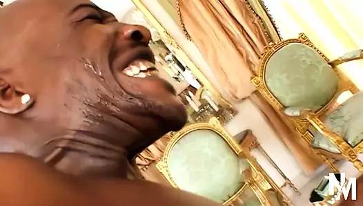 Küçük memeli zenci kadın büyük siyah yarağı çok derine alıyor